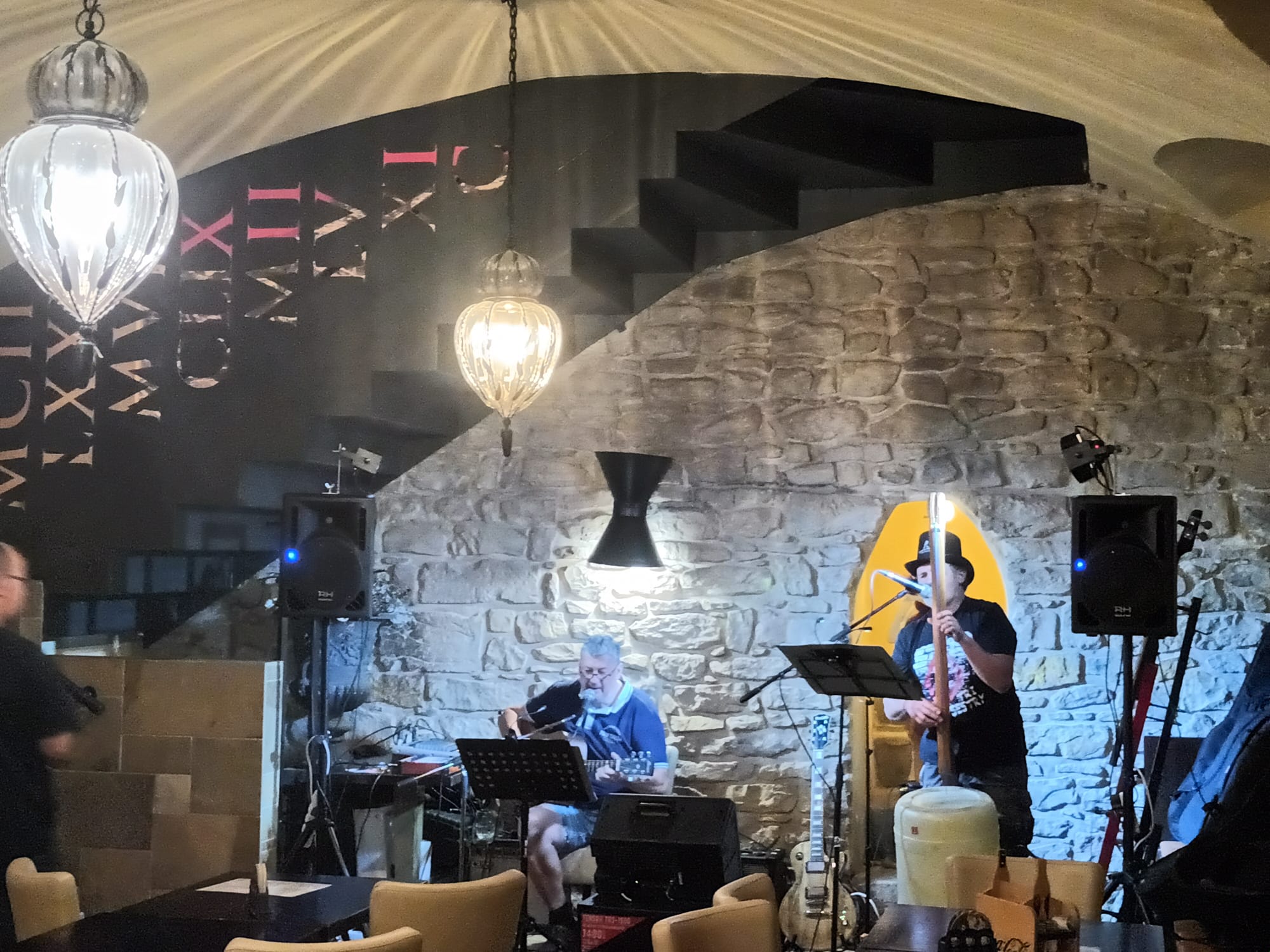 Oslava narozeni, Pub Grill, Karlovo namesti v Praze, duben 2024